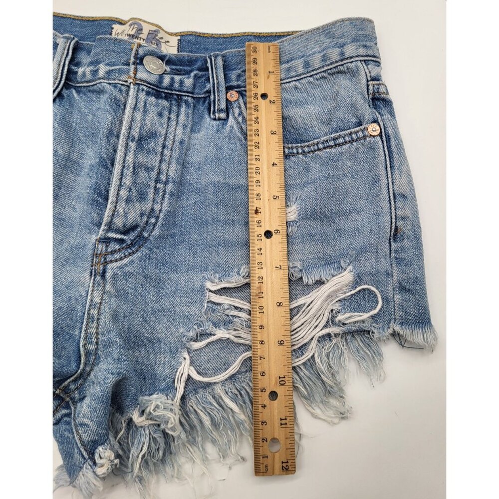 WE THE FREE Women's SZ 26 Cut off Distressed Button Fly Mini Shorts Summer - Picture 8 of 9